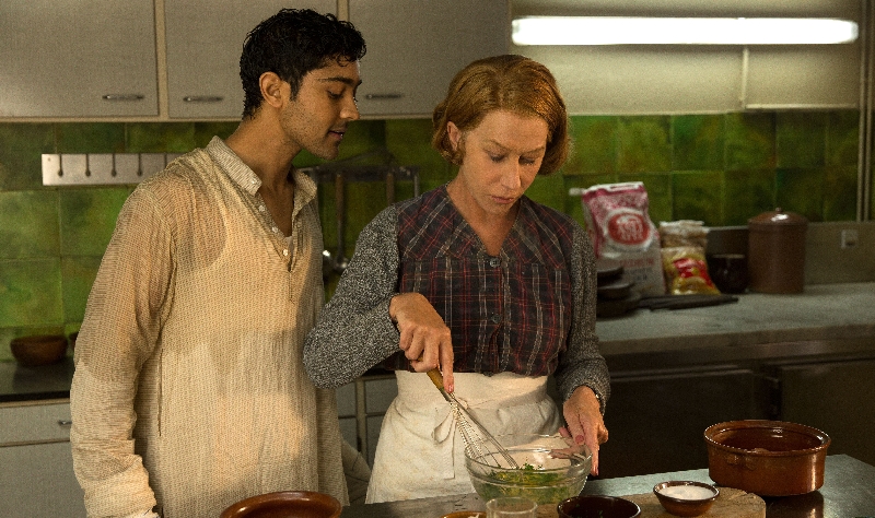 O ator-revelação Manish Dayal e Helen Mirren travam batalha na cozinha em A 100 Passos de um Sonho | Divulgação