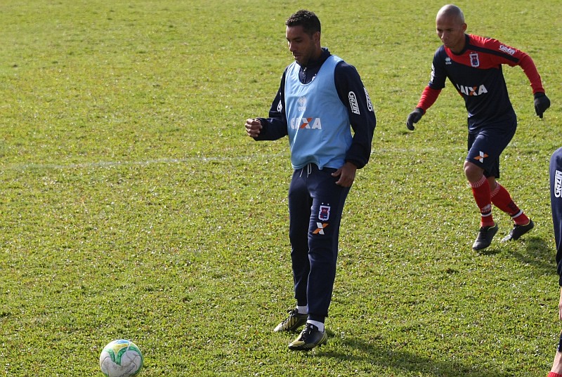 Edson Sitta foi um dos testados por Claudinei Oliveira na segunda parte do treino do Paraná desta quinta-feira | Aniele Nascimento / Gazeta do Povo