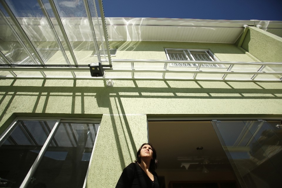 A pedagoga Rosana Julião amargou prejuízo na instalação de uma cobertura da lavanderia de casa | Marcelo Andrade/ Gazeta do Povo
