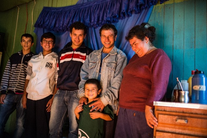 Da esquerda para direita: Richard Sosa (sobrinho de Marti), Rodrigo, Benigno, Marti, o alegre Cristian e Domingas Vargas | 