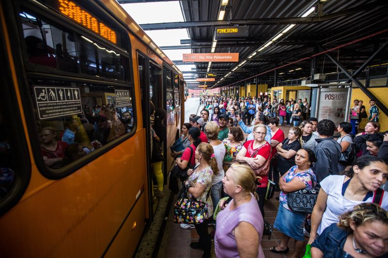 A empresa que vencer a licitação deverá pesquisar a velocidade média em 30 rotas diferentes e realizar a contagem do tráfego em 850 pontos em três picos distintos | Brunno Covello/Gazeta do Povo