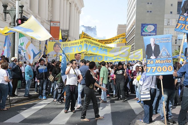 Candidato à Presidência da República andou pelas ruas do centro da capital paranaense |