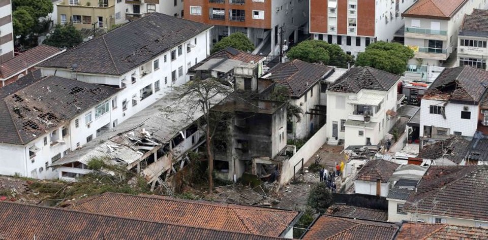 Área atingida pelo avião em meio às casas em Santos | REUTERS / Paulo Whitaker