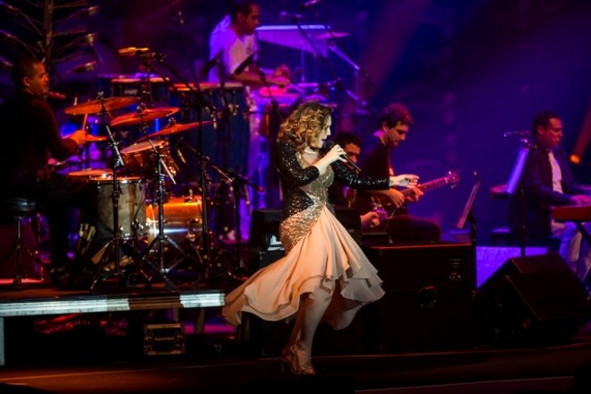 Cantando e dançando, Maria Rita levantou o público em Curitiba |