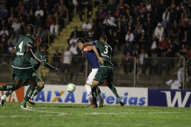 Giancarlo tenta fazer o pivô sobre Naylhor | 