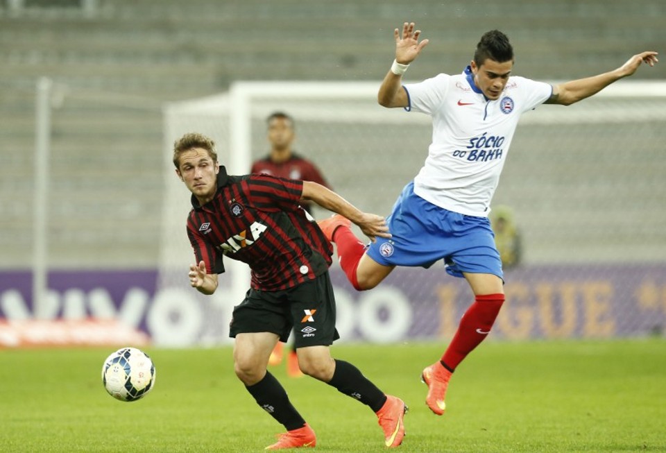 Bady disputa bola com jogador do Bahia | Hugo Harada / Gazeta do Povo