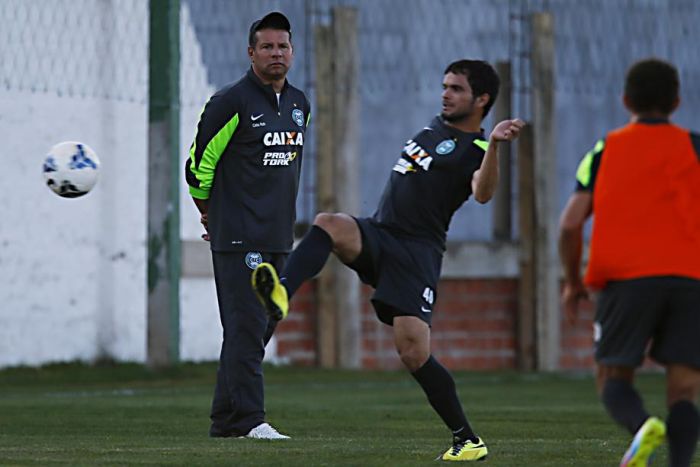Vencer o Vitória aliviou um pouco a pressão sobre o técnico Celso Roth | Albari Rosa / Gazeta do Povo