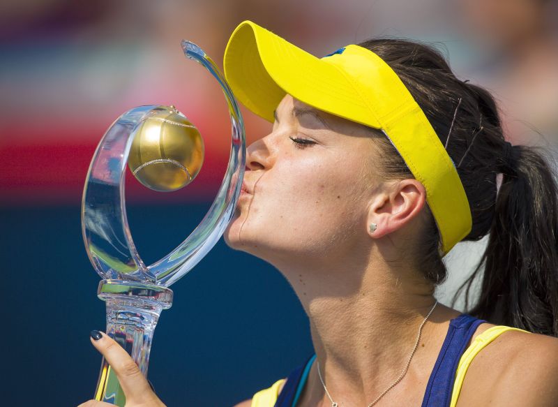 Agnieszka Radwanska beija a taça do WTA de Montreal | EFE