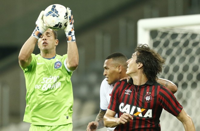 Cléo tenta jogada aérea, mas o goleiro do Bahia chega antes | 