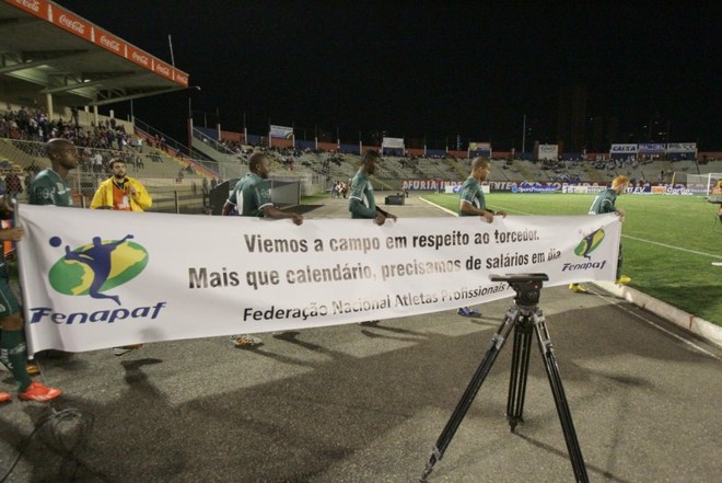 Jogadores do Icasa entraram em campo com uma faixa em protesto contra os salários atrasados que também afligem a equipe | 