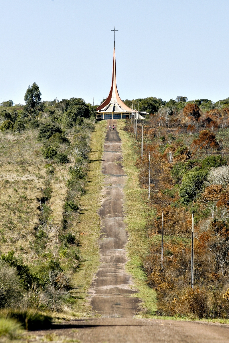 Sem o futuro definido, igreja está ocupada apenas por insetos | Josué Teixeira / Gazeta do Povo