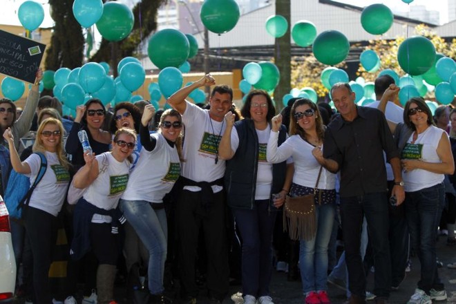 Professores entraram em greve nesta segunda-feira (11) por tempo indeterminado |