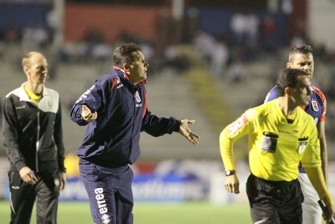 O técnico Claudinei Oliveira reclamou com a arbitragem a anulação do gol de Gustavo | 