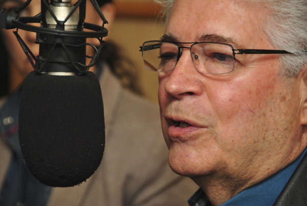 Vou dar um jeito no Paraná:O senador e candidato ao governo Roberto Requião (PMDB) esteve ontem em Santo Antônio da Platina, no Norte Pioneiro do Paraná, acompanhado da vice de sua chapa, Rosane Ferreira (PV). O senador visitou jornais e emissoras de rádio e no final da manhã se reuniu com lideranças regionais que apoiam sua campanha. Durante as visitas, Requião criticou o governador Beto Richa e disse que vai dar um jeito no Paraná se for eleito. Prometeu retomar programas que lançou em seus mandatos, como o Polícia Comunitária (Segurança Pública) e o Centro de Saúde da Mulher e da Criança (Saúde). O ex-governador também garantiu que uma das primeiras ações do seu quarto mandato será baixar a tarifa da energia da Copel, recentemente reajustada em 25%. No sábado, Requião também iria cumprir agenda em Ponta Grossa e Almirante Tamandaré | Antônio de Picolli