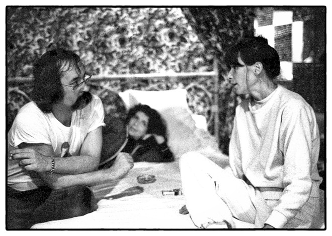 Leminski, Alice Ruiz e Ria Lee jogam conversa fora na cama do quarto do antigo hotel Iguaçu Campestre, no início dos anos 1980. A ex-Mutante estava em Curitiba, à espera do show que faria no Teatro Guaíra |