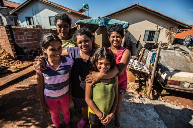 Cleusa Viana Pires e as filhas Mikaeli, Andrieli e Fabiele. Atrás com camiseta verde, uma das noras |