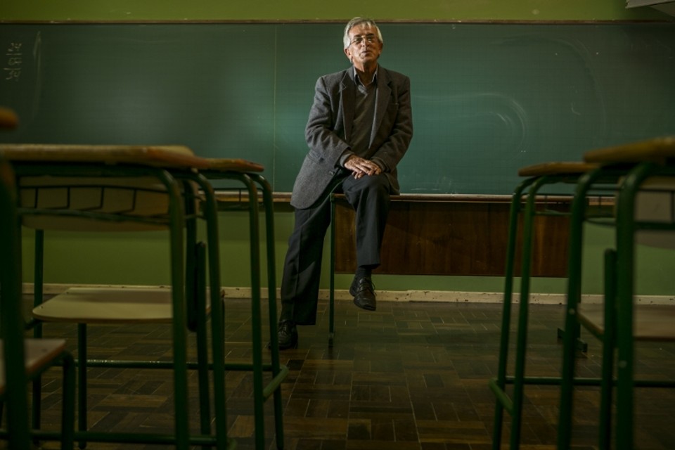 José Ursi, professor de Sociologia da rede estadual: Para mudar isso [o fraco desempenho dos alunios paranaenses nos testes internacionais], é preciso investir bastante Mas é algo demorado. O político sempre prefere fazer algo mais rápido, como asfaltar alguns quilômetros de estrada | Marcelo Andrade/Gazeta do Povo