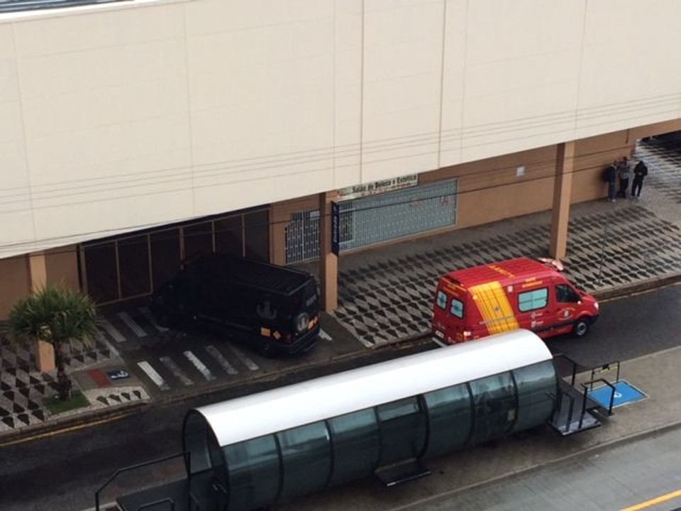 Trânsito na Avenida Paraná, em frente ao Wall Mart, está impedido nesta manhã. | Gazeta do Pobo