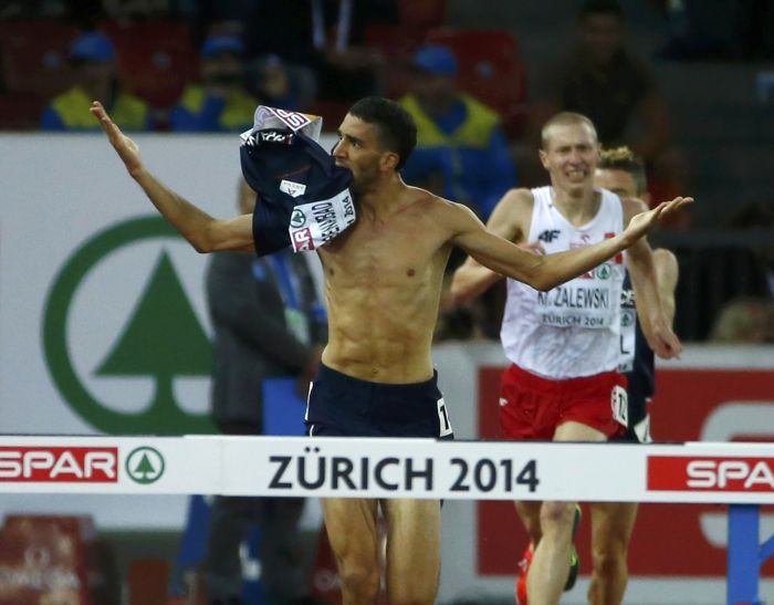 Mahiedine Mekhissi-Benabbad perdeu o ouro no Europeu de Atletismo por tirar a camisa na prova dos 3 mil metros | Reuters