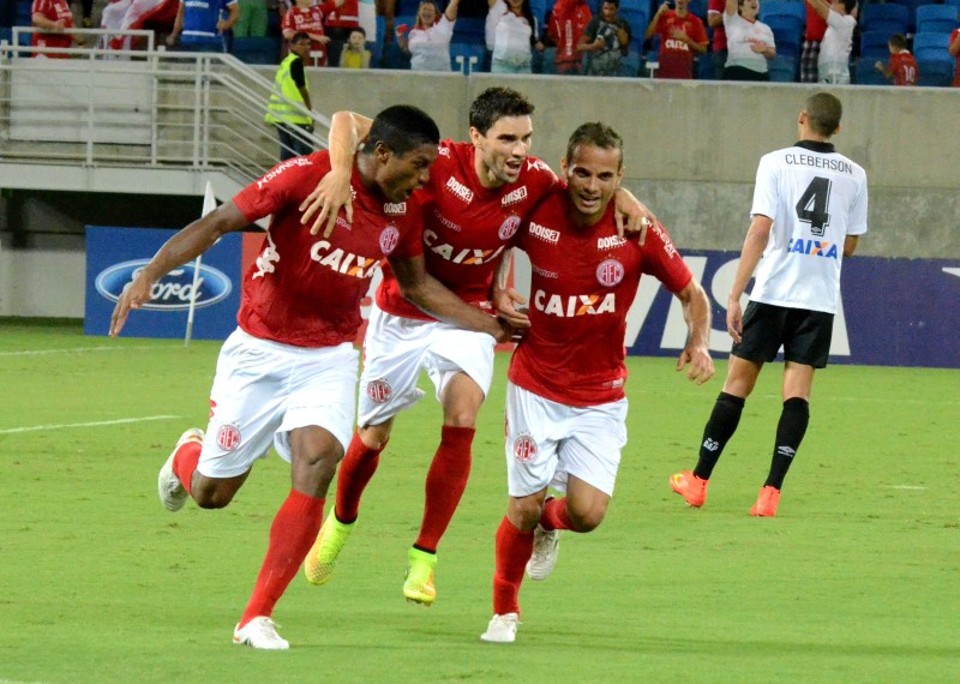 Jogadores do América-RN comemoram gol sobre o Atlético na Arena das Dunas | Frankie Marcone / Futurapress / Folhapress