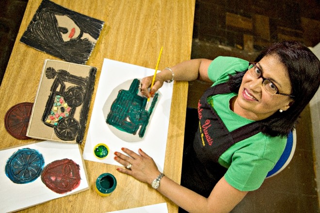 O trabalho de gravuras em papelão desenvolvido pela professora Marilza Ferreira da Silva ficou entre as 20 melhores iniciativas | Brunno Covello/Gazeta do Povo