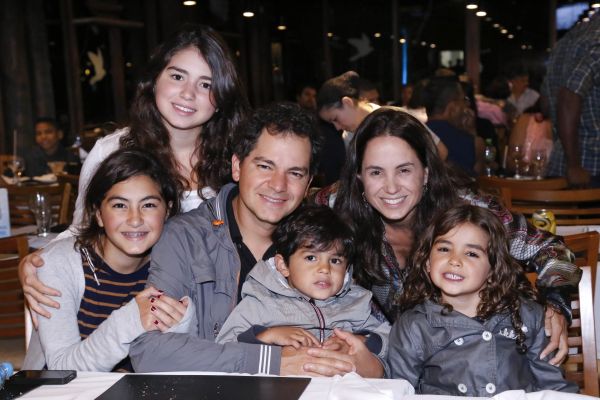 Carlos Saldanha, diretor do premiado longa de animação Rio, esteve com a família em Foz do Iguaçu, onde aproveitou para conhecer o famoso Luau das Cataratas. Ele também foi co-diretor de A Era do Gelo (1, 2 e 3) e Robôs | Nilton Rolin