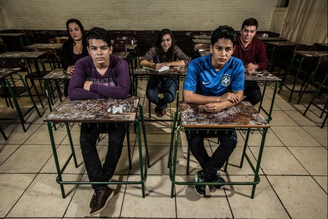 Luan (à direita) e Neto (à esquerda) saíram da escola para trabalhar em um frigorífico em Cambé, junto com o pai |