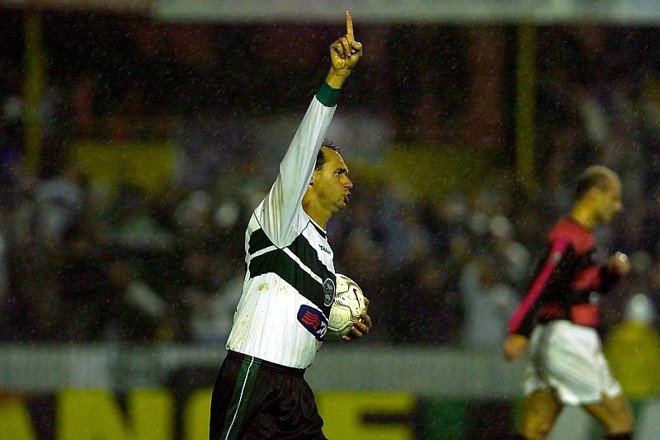 3  Coritiba 3 x 2 Flamengo (Copa do Brasil, 2001):o jogo valeu pela ida das quartas de final da competição. O Coritiba ficou quase uma hora atrás do placar. Rocha abriu o placar para o Fla, Evair empatou , mas Rocha, logo depois, recolocou os cariocas na frente. Perto da última meia hora de jogo, Mabilia empatou novamente e, aos 45 do segundo tempo, Messias salvou o Coritiba de sair sem a vitória em casa. Na volta, o 1 a 1 classificou o Coxa para as semifinais. | 