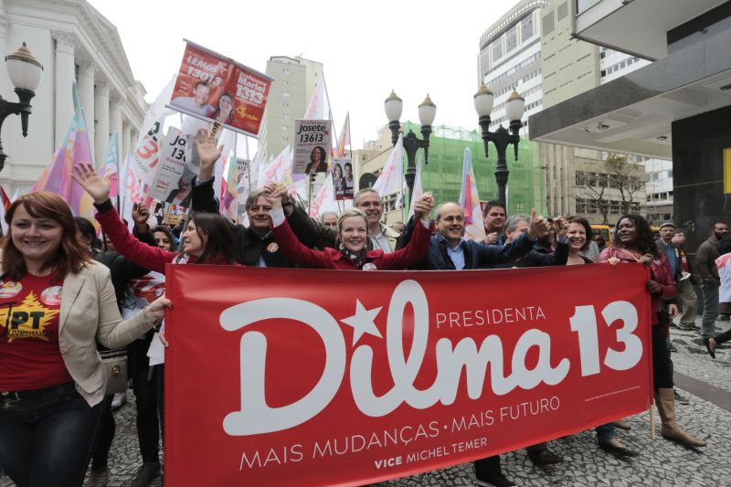 Gleisi Hoffmann (PT) lançou a campanha de Dilma Rousseff no Paraná sem a presença da presidente com uma caminhada pela XV de Novembro, no centro de Curitiba | CESAR MACHADO / Gazeta do Povo