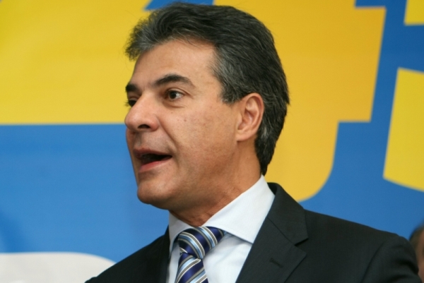 Aposta nos empréstimos: O governador Beto Richa (PSDB) diz que o baixo índice de investimentos na comparação com outros estados se deve a dois fatores contratações recentes (que não são contabilizadas como investimento) e a demora na liberação de empréstimos solicitados pela atual gestão. Eu não posso aceitar que o Paraná tenha o menor efetivo de policiais militares do Brasil. Por isso vamos fechar quatro anos com 10 mil profissionais contratados na área de segurança, além dos 17 mil novos professores, afirma. Desde 2012, o governo estadual negocia a liberação de cinco empréstimos que dependem de aval da União e que totalizam R$ 1,8 bilhão | Aniele Nascimento/Gazeta do Povo