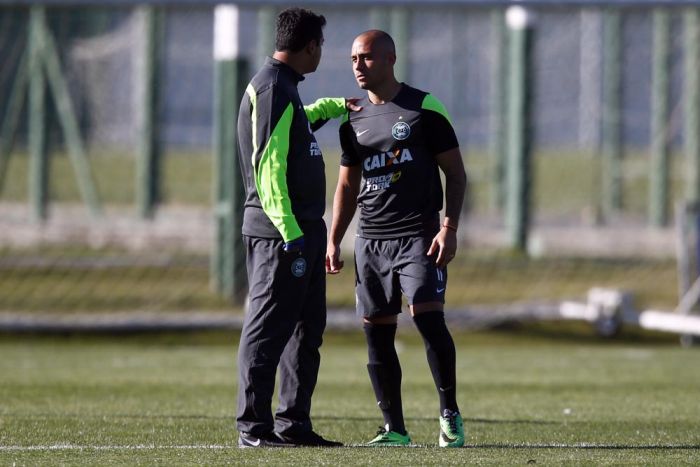 Técnico Marquinhos Santos conversa com Martinuccio antes do treino da tarde desta terça-feira no CT da Graciosa | Albari Rosa / Gazeta do Povo