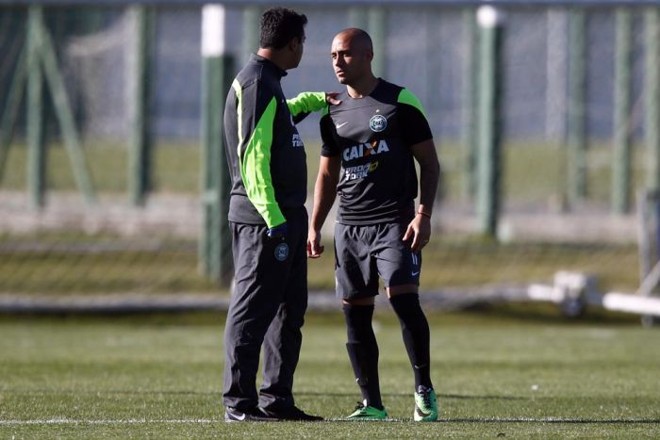 Técnico Marquinhos Santos conversa com Martinuccio antes do treino da tarde desta terça-feira no CT da Graciosa | Albari Rosa / Gazeta do Povo