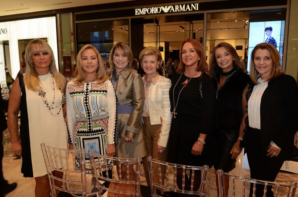 No baladadíssimo evento de ontem, que movimentou o Pátio Batel, as amigas Rosangela Delara, Cristina Nacli, Rosane Soifer, Vera Pisani, Clemilda Thomé, Marila Riella e Flavia Simões de Assis se preparam para assistir, na primeira fila, ao desfile da Emporio Armani | Kraw Penas