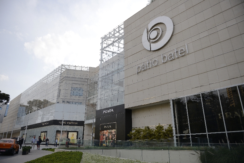 Apenas uma das 160 lojas ocupadas do Shopping Pátio Batel fechou desde a inauguração | Henry Milleo/Gazeta do Povo