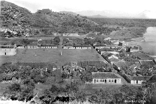 A Vila de Guaratuba, em postal de A. Weiss |
