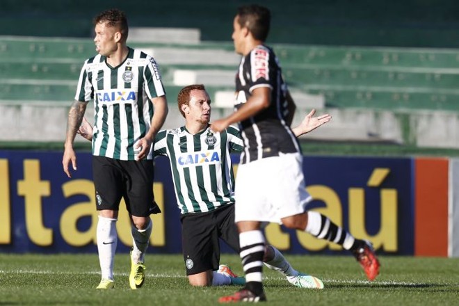 Zé Love reclama oportunidade perdida contra o Corinthians | 