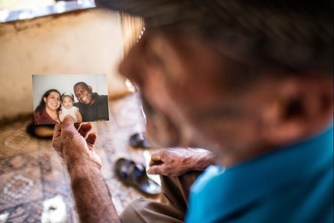 Seu Zuquinha com foto da filha Sirlei com o marido dela e a pequena Júlia |