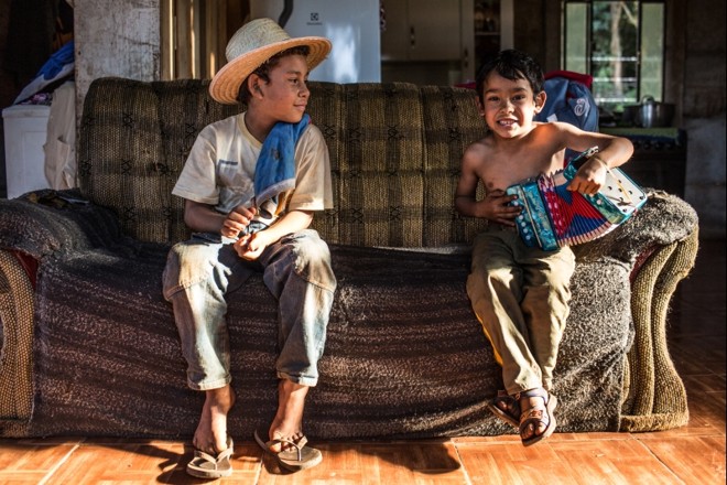 Reginaldo e Jonathan tentam tocar enquanto cantam o Lepo-Lepo | 