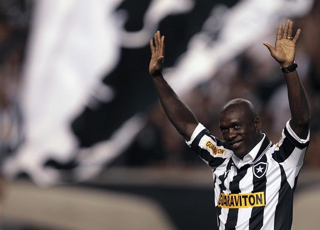 Clarence Seedorf:Clube: Botafogo. Idade quando chegou: 36 anos. A contratação do meia holandês perde um pouco do lado inusitado ao saber que é casado com uma brasileira e que já falava português fluente há anos. Após sair do Milan, em 2012, Seedorf assinou com o Botafogo. Tornou-se o cérebro do time, mostrando bastante classe. Fora de campo, dono de opiniões firmes, tornou-se um líder nacional, ajudando bastante a organizar o Bom Senso FC, movimento dos jogadores por melhorias no futebol brasileiro. Recentemente, descobriu-se que ajudava financeiramente os colegas de time, que sofriam com atrasos salariais. Foi importante para levar o Botafogo ao quarto lugar do Brasileirão de 2013 e ao Estadual daquele ano. No início de 2014, anunciou a aposentadoria dos gramados para assumir como treinador o time do Milan. |