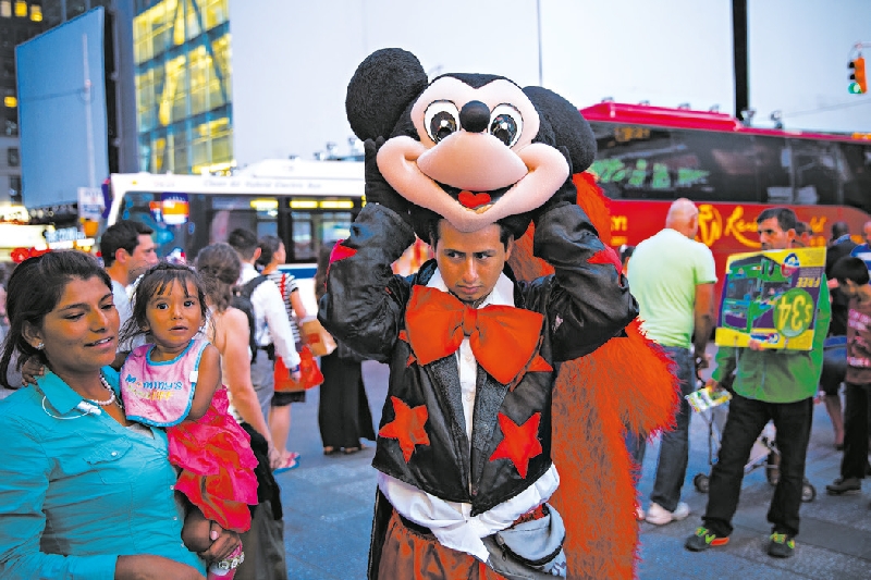 A grande maioria dos personagens fantasiados que trabalham todos os dias na Times Square de Nova York são imigrantes vindos da classe trabalhadora | Damon Winter/The New York Times
