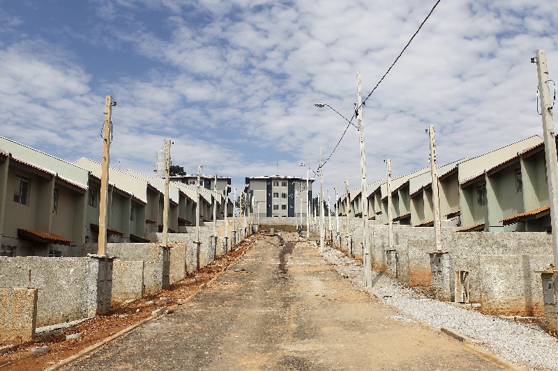 Empreendimentos do Minha Casa Minha Vida diminuem o déficit habitacional, mas empurram a população de baixa renda para periferias | Jonathan Campos / Gazeta do Povo