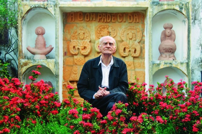 Ariano Suassuna (1927-2014) em sua casa, no Recife: exposição revisita o cotidiano do autor |