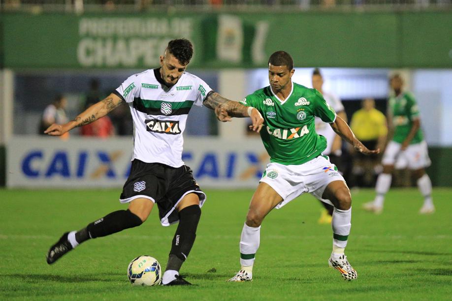Zagueiro Marquinhos marcou o gol que tirou o Figueirense da ZR | Marcio Cunha / Agif / Folhapress