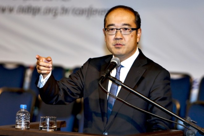 Mais eficiência: O painel que abordou as reformas voltadas ao consumidor focou na dificuldade em conseguir efetividade para esses direitos. O professor da FGV Ricardo Morishita Wada (foto) sugeriu a criação de espaços para que os advogados dos fornecedores e dos consumidores possam estabelecer diálogo, enquanto o professor da PUC-RS Adalberto Pasqualotto apontou que o posicionamento dos tribunais superiores em certos assuntos traz mais dificuldades ao consumidor | 