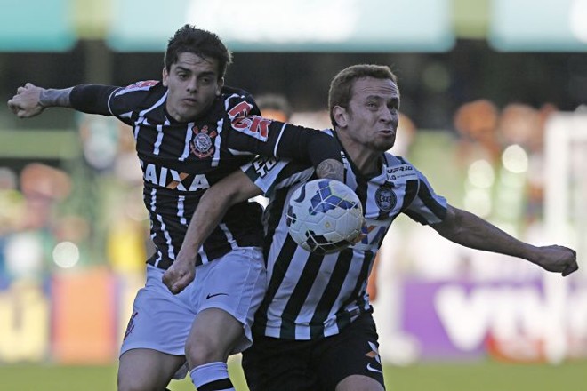 Fágner e Zé Love disputam a bola no jogo entre Coritiba e Corinthians | 