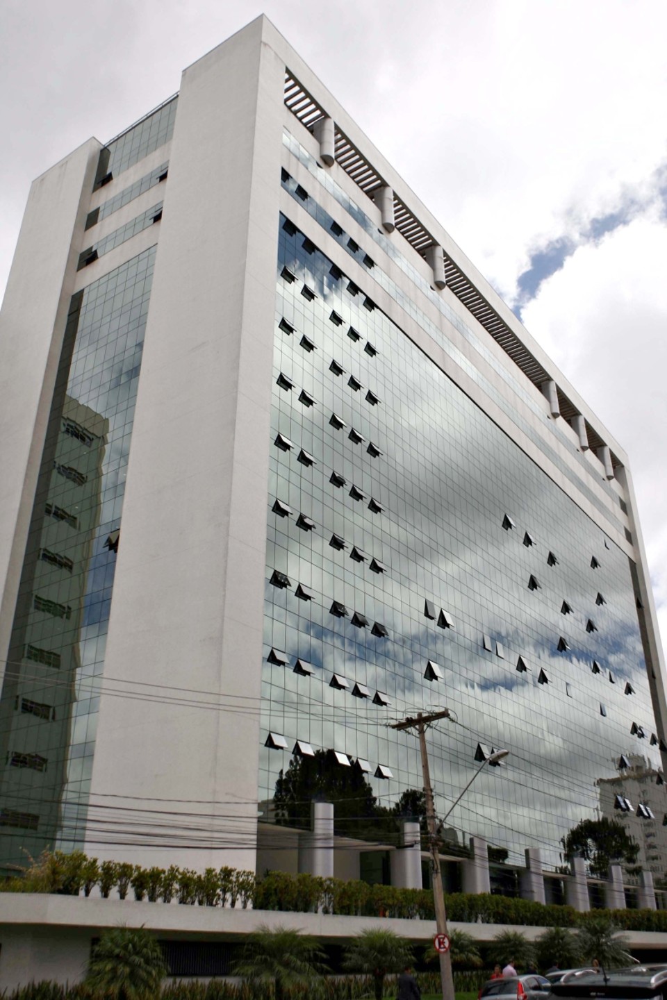 Fachada da sede do Tribunal de Justiça: auxílio-moradia, pago desde julho, é de 15% do salário de juízes e desembargadores | Jonathan Campos / Gazeta do Povo