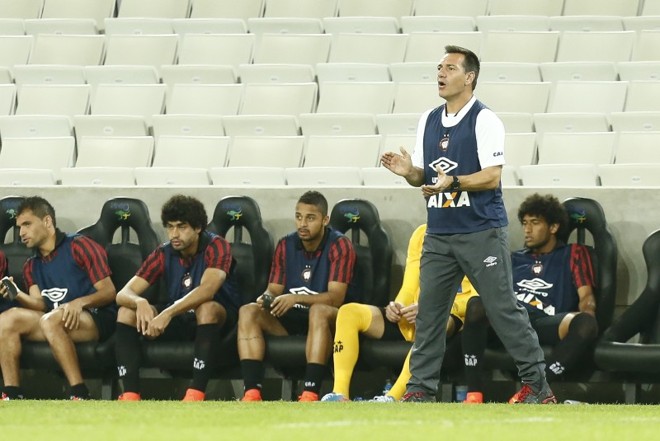 Técnico Doriva orienta jogadores do Atlético na Arena | 
