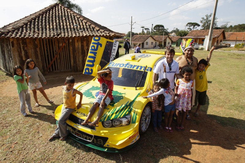 Piloto de Stock Car, Ricardo Maurício, visitou aldeia indígena em Curitiba | Daniel Castellano / Gazeta do Povo