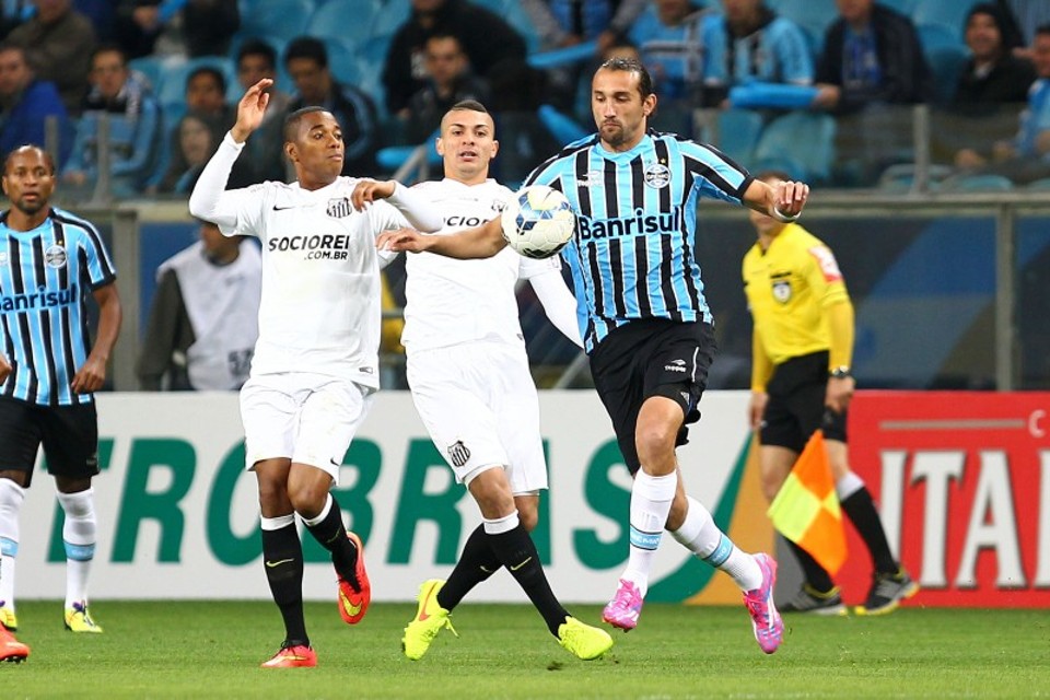 Robinho disputa bola com Gabriel Barcos | Lucas Uebel / Divulgação Grêmio