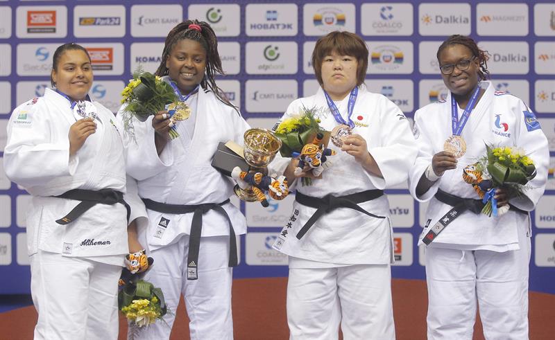 No pódio feminino, da esquerda para a direira, a brasileira Maria Suelen Altheman com a medalha de prata; a cubana Idalys Ortiz com a medalha de ouro; a japonesa Megumi Tachimoto e a francesa Emilie Andeol, ambas com a medalha de bronze | EFE/EPA/MAXIM SHIPENKOV